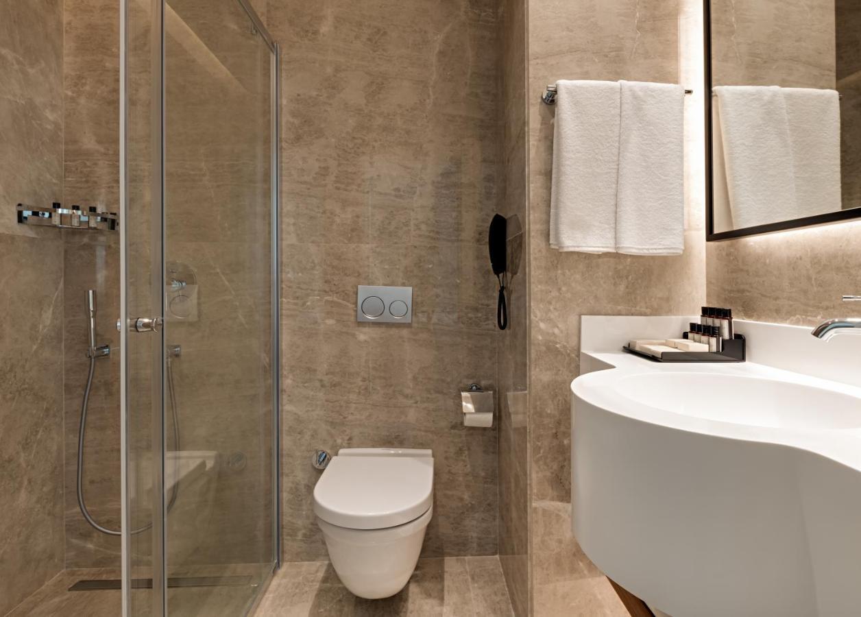 Gleam Collection Hotel Istanbul Bagian luar foto A bathroom in a hotel