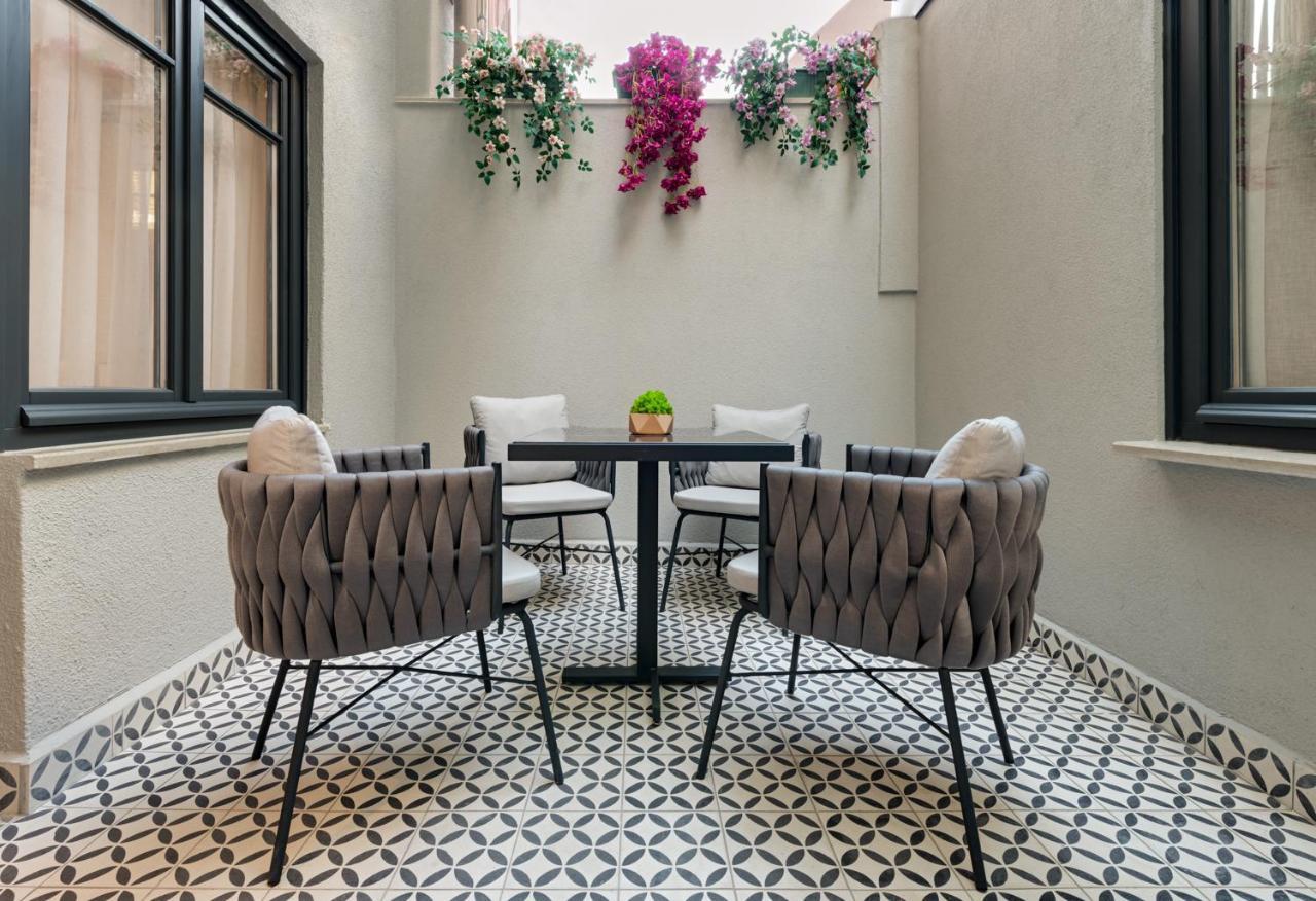 Gleam Collection Hotel Istanbul Bagian luar foto A balcony in a house