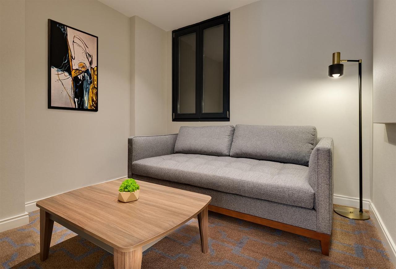 Gleam Collection Hotel Istanbul Bagian luar foto A living room with a sofa