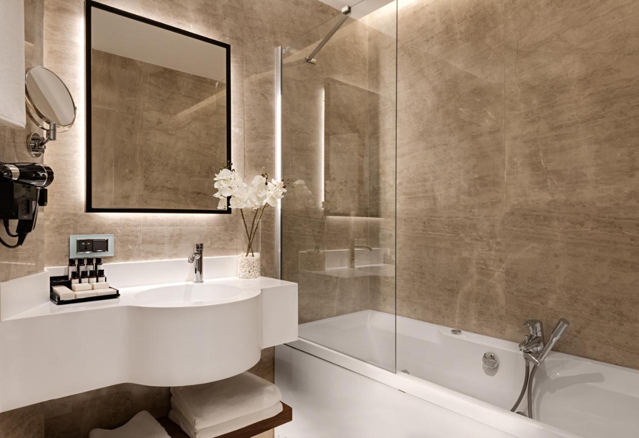 Gleam Collection Hotel Istanbul Bagian luar foto A shower screen