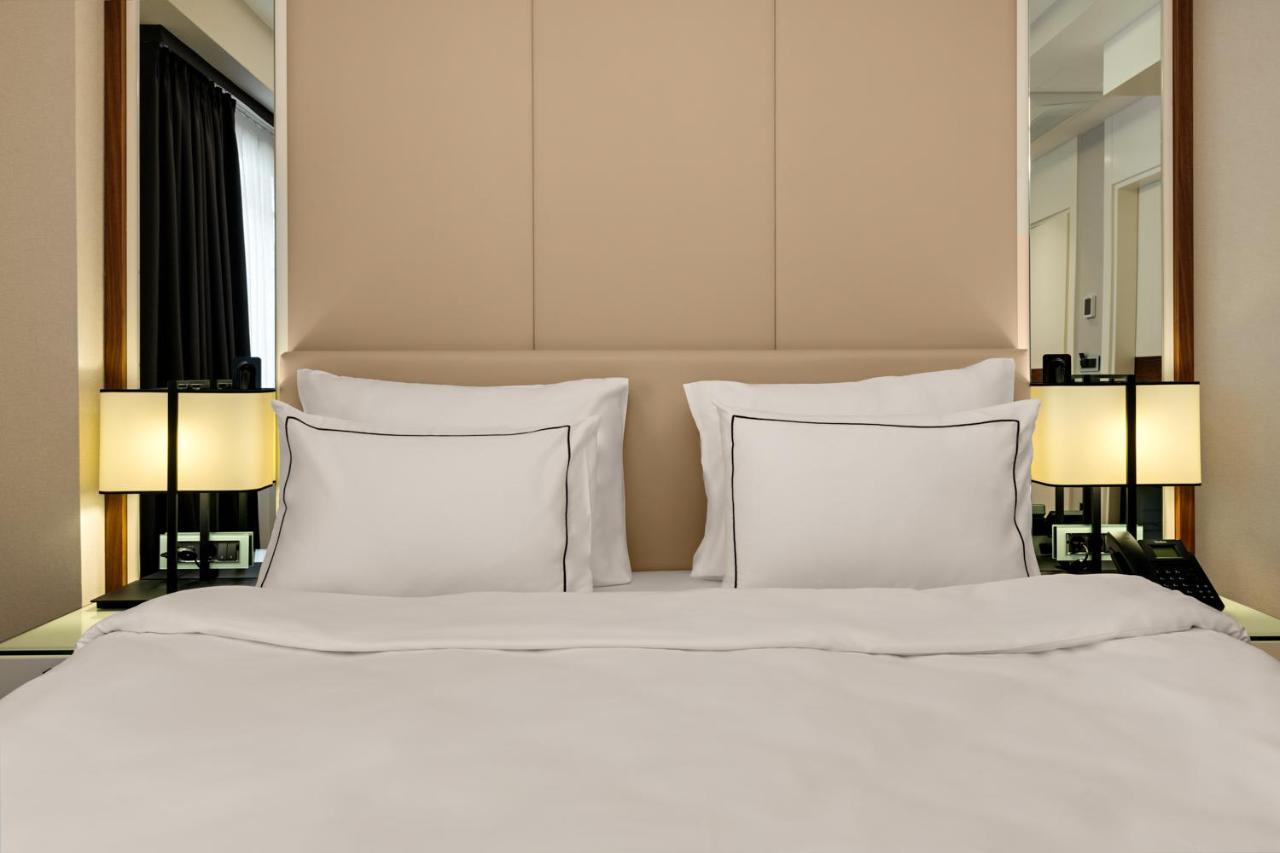 Gleam Collection Hotel Istanbul Bagian luar foto A bed with two pillows